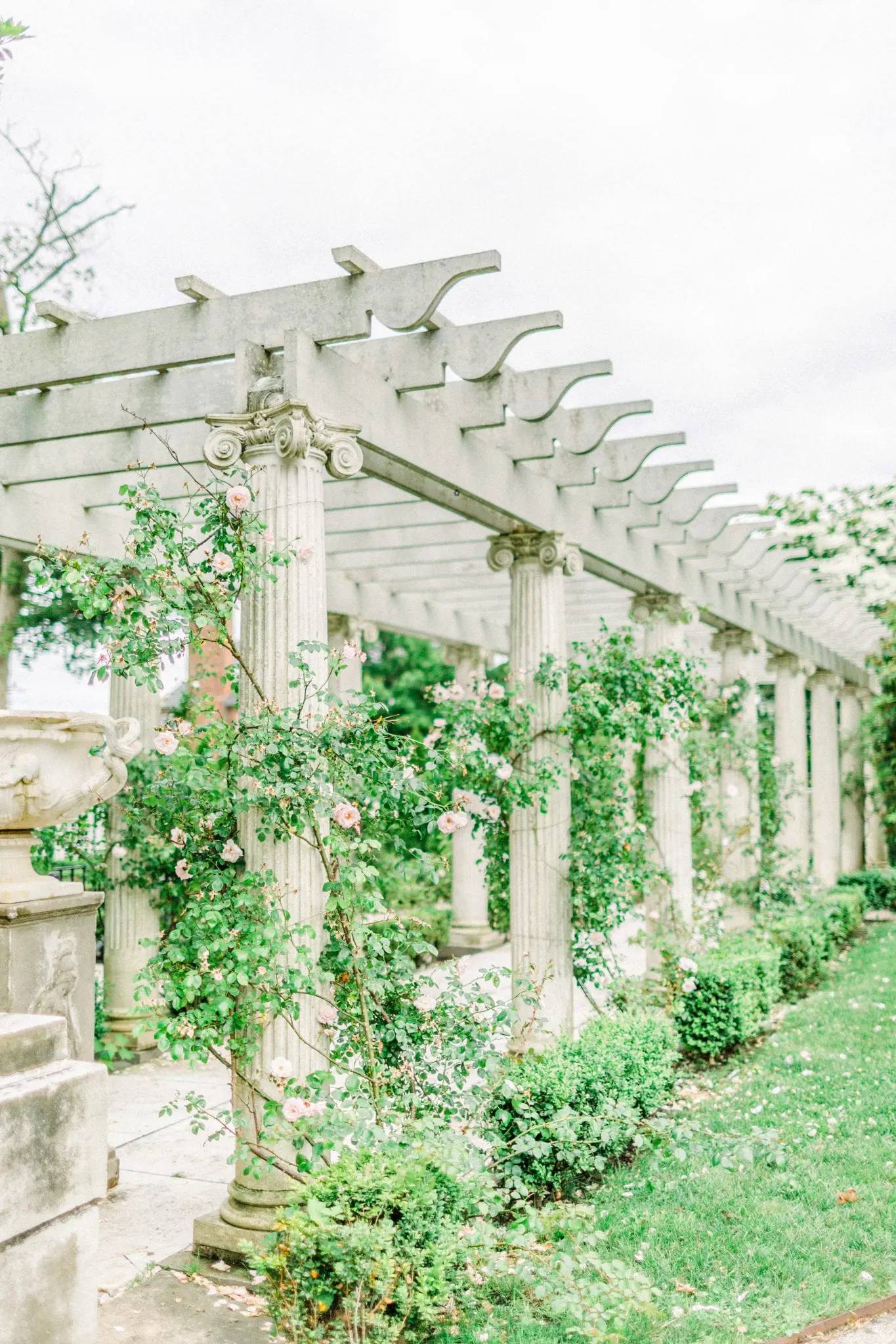 Sarah & MIke RoseCliff Mansion Wedding | Newport, RI 13 Kelly Dillon Wedding Photographer KellyDillonPhotography19 1 scaled